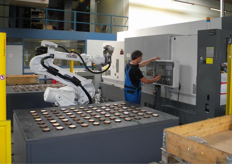 De productiecel met Multus B 400 W draaifreesmachine en Ferdar-robot.